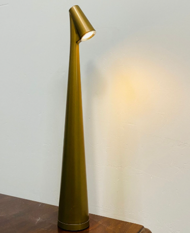 Giraffe Sculpting Reading Table Lamp (One Piece)